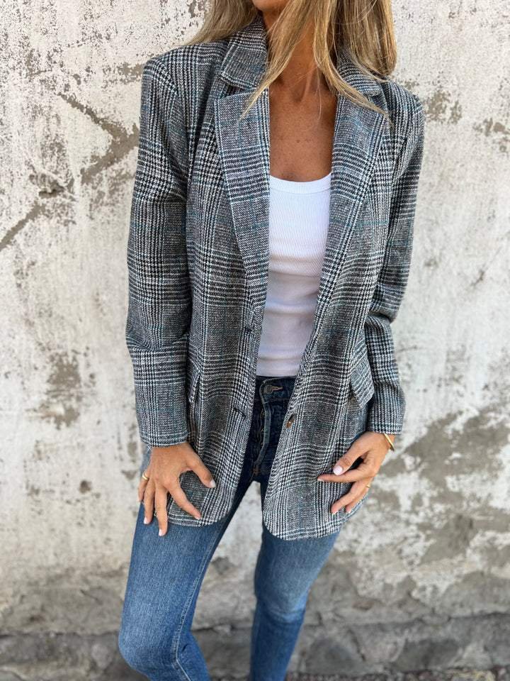Stella – Timeless Confidence in a Classic Checked Coat