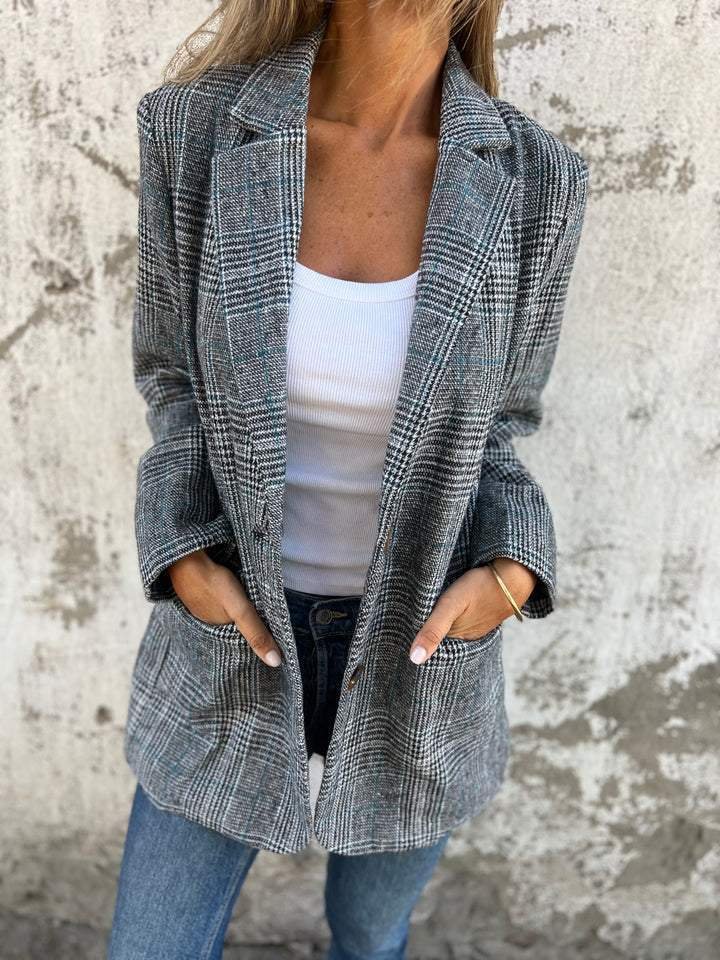 Stella – Timeless Confidence in a Classic Checked Coat