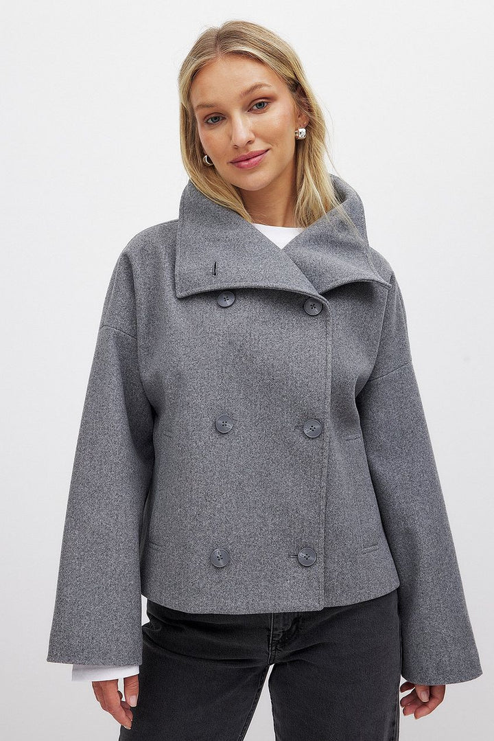 Roxane – The Jacket of Timeless Elegance and Cozy Confidence