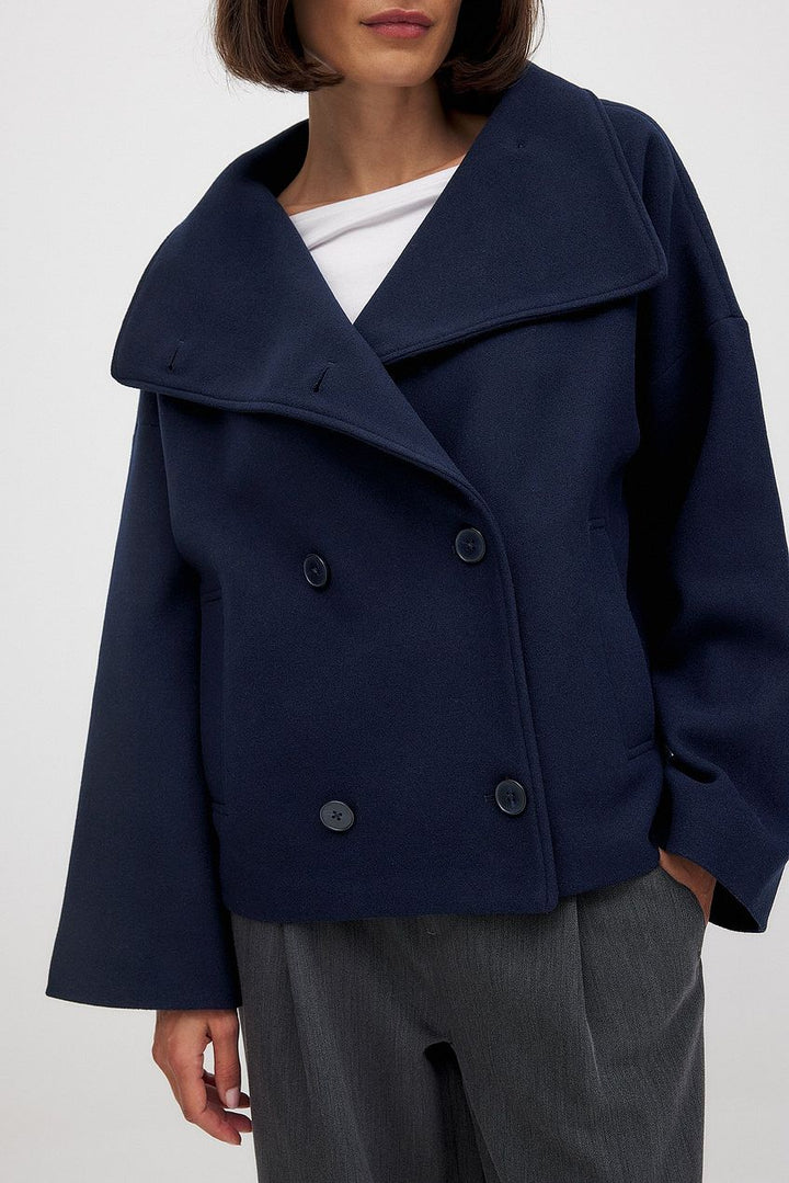 Roxane – The Jacket of Timeless Elegance and Cozy Confidence