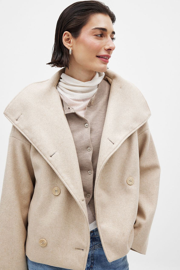 Roxane – The Jacket of Timeless Elegance and Cozy Confidence