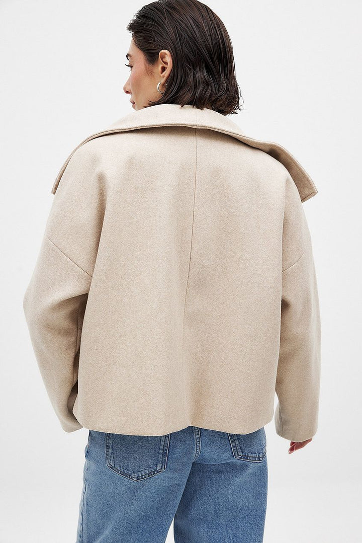 Roxane – The Jacket of Timeless Elegance and Cozy Confidence