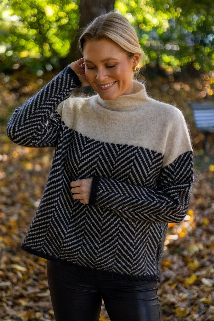 Skye – The Soft Turtleneck That Wraps You in Confidence