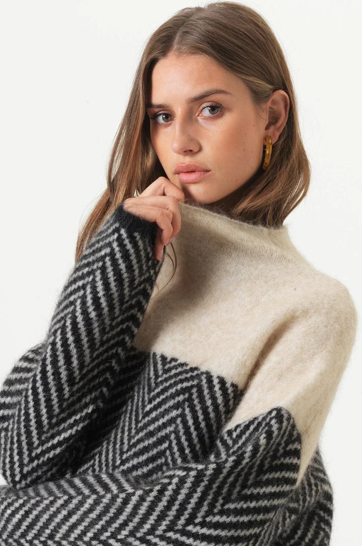 Skye – The Soft Turtleneck That Wraps You in Confidence