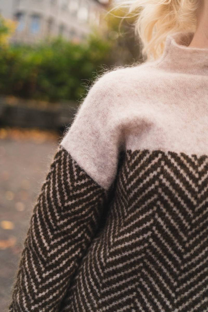 Skye – The Soft Turtleneck That Wraps You in Confidence